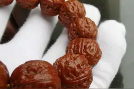 手串能不能下水洗？他这样玩了9年，没有盘不红的串儿图片