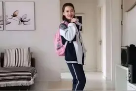 40岁妈妈穿校服走红网络，清纯模样不输校花，网友：初恋的模样图片