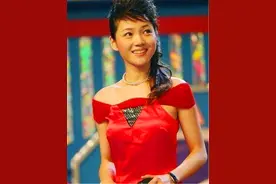 安徽卫视“一姐”周群，台上台下两个人图片