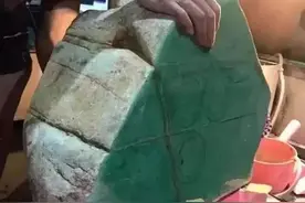 男子600万买下翡翠原石，一刀切出满色，手镯取到手软！图片