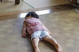 宝妈发现3岁女儿不会走路，带孩子检查后，医生悄悄说：去报警吧图片