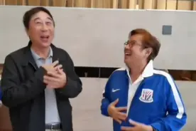 冯巩与谭咏麟同框，互称对方偶像引爆笑，相差八岁竟丝毫看不出来图片