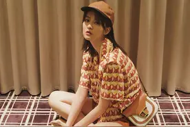 太会穿了吧！乔欣一身橙色搭配活力满满，戴棒球帽变搞怪女孩图片