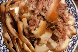 南京这家猪头肉太牛了，出摊前就排队，45块钱一斤，也没人嫌贵图片