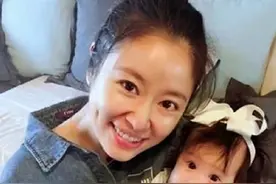 林心如女儿吃饭用“金碗”，首饰总价3亿，网友这一问真“戳心”图片