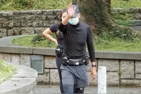 65岁周润发满头白发，吃路边摊，捐56亿后，晚年生活变化巨大图片