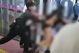 当众扒光衣服，3次羞辱女乘客：西安地铁，以后谁还敢坐？图片