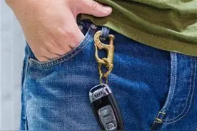 把车钥匙挂在腰上的都是什么人？为什么有人说土，有人说无奈呢？图片