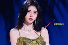 精致完美鞠婧祎：全身涂高光，鼻子也透光，美则美矣，却毫无灵魂图片