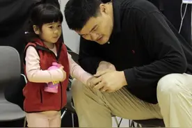 10岁姚沁蕾身高1米7！姚明小时候更厉害：读幼儿园穿1米80衣服图片