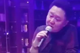 于谦在ktv沉醉开腔，唱歌摇滚范足，左手扳指被曝价值一套房？图片