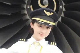 实拍西部航空最美首位女飞行员，不愿当空姐，美貌与才华兼顾图片