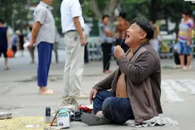 传奇“义丐”和他“捡”来的妻女，没结过婚却是五个孩子的爹图片