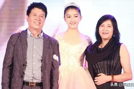 有种“偏心”叫关晓彤爸妈，上帝吻了关晓彤的脸，却关了姐姐的窗图片