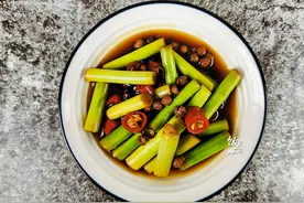 农村人腌蒜苔秘方，家家户户腌一坛子，酸甜脆爽，这个方法真不错图片