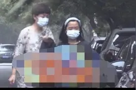 张嘉译带妻女现身就餐,女儿正面照曝光,还喜提新车蛮低调。图片