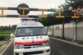 120急救车路遇限高杆，绕道后又遇一根，医生只能跑去现场！杆子谁立的？图片