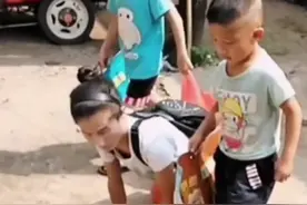 身患残疾被父母遗弃，爬行妈妈冯妮39年来从苦难中奋力脱贫致富图片
