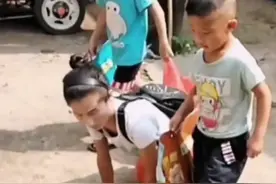 身患残疾被父母遗弃，爬行妈妈冯妮39年来从苦难中奋力脱贫致富图片