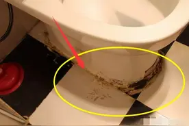 卫生间马桶底部老是发黑？保洁阿姨教你一招，马上恢复光鲜图片