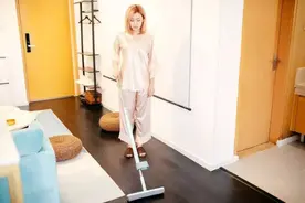 能“自动”拧水的拖把！无需弯腰就能拖，一推一拉，地板干干净净图片