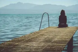 一段感情的结束，可以回头看，但别往回走图片