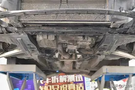 老款前后铝合金悬架，新款全部改成钢板图片