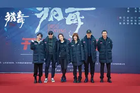 杨紫新片演缉毒警察！和唐探3美女侦探合作，开机合影笑开了花图片