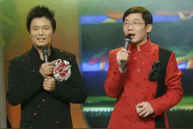 64岁周卫星带娃引争议！将2个月大女儿放副驾驶，网友质疑不安全图片