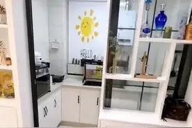 三居的房温馨的家，北欧的风格简约的装修，厨房门口的柜子成亮点图片