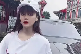 赵本山女儿球球购百万豪车，高调拍照炫新车，新男友正脸首曝光图片