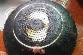 多脏的锅底，只用把它撒上面，分分钟洗成焕然一新，方法太棒了视频封面