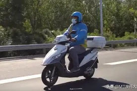 不到9千，铃木UU125再次封神，2年跑20万公里，油耗2升图片