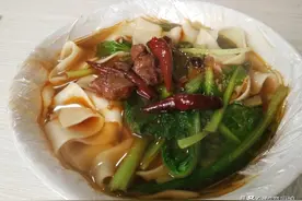 藏在小胡同里的牛肉板面，开店快二十年，人均不超过十五元！图片