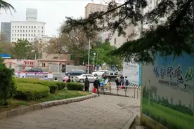 理发师开宝马撞人致5死5伤，其中一对夫妇刚退休，家属：按红绿灯正常过马路，没想到遭此厄运图片