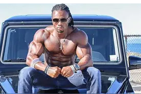 美国188cm健身模特，巧克力腹肌，健壮肌肉，如同雕刻一般图片