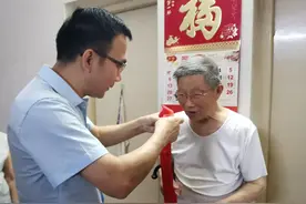 七一前夕，湖北广播电视台领导慰问湖北广播电视报“光荣在党50年”老党员及退休老党员图片