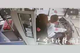 盲人误闯红灯，宁波354路公交司机的举动被全车乘客点赞图片