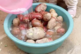 跟农村老妈学做土豆，做法你想不到，出锅馋到流口水