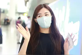 张含韵花式比心超可爱 打扮新潮女团范十足图片