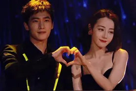 热巴亮相新剧见面会瘦得裤子往下滑，腰围比同场潘粤明的头围还小图片
