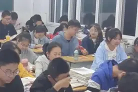 河南一女生递给同桌一瓶饮料，男生一个动作让网友直呼：太甜了图片