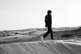 实力歌手华晨宇最新活动图片：孤独的沙漠里，一样盛放得赤裸裸图片