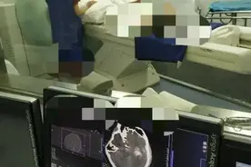 俩女孩表白同一位男生，“情敌”相遇竟双双抽搐...图片