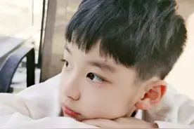 曹颖10岁儿子走秀，长睫毛穿裙子化妆，被误认成女孩图片