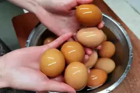 用祖传方法教你腌鸡蛋，只需2种调料，7天就能吃，蛋黄个个流油图片