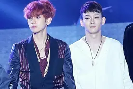 EXO舞台上互动的伯贤和Chen，两兄弟太有爱啦，很喜欢他们图片