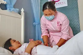 产后10天，尽量避免这些睡姿，影响子宫恢复进度，恶露也排不净图片