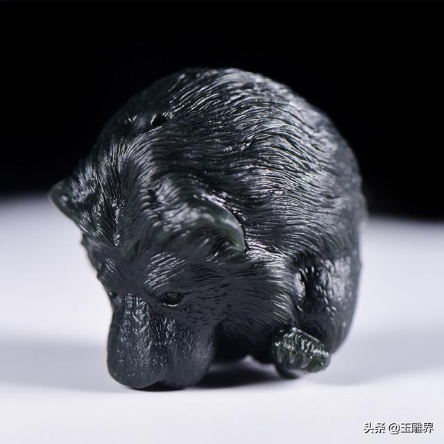 原来狮子也有萌萌的一面，身体圆浑丰满，乖巧可爱