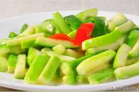 炒丝瓜时想要不发黑，颜色绿油油的，鲜嫩脆爽，这“2步”要牢记图片